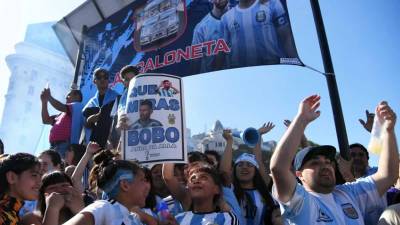 Aficionados de la Selección Argentina celebran el título conseguido en la Copa del Mundo Qatar 2022, en la avenida 9 de Julio de Buenos Aires.