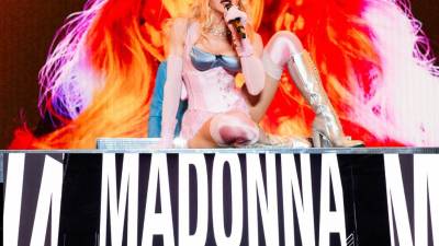 Madonna sorprendió este jueves a sus seguidores al ofrecer un concierto inesperado en Times Square, donde presentó por primera vez canciones de su próximo álbum, ‘Confessions II’, que llegará al mercado el próximo 3 de julio.