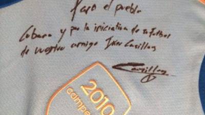 Iker Casillas escribió el mensaje en una camiseta de Sudáfrica 2010.