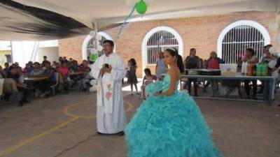 Lesly Morel celebró sus 15 años con una fiesta organizada por un albergue de migrantes en Juárez./Twitter.