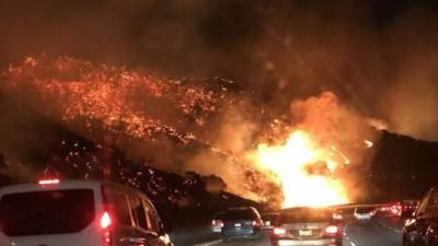 Una parte de la autopista de Los Angeles fue cerrada por el rápido avance del fuego.