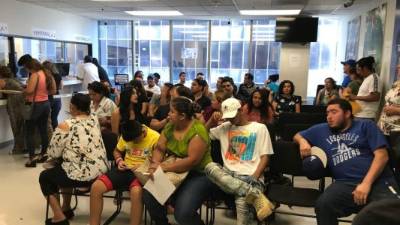 Decenas de hondureños llegaron este lunes al consulado de Los Ángeles para reinscribirse al TPS.