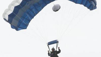 Los paracaidistas saltarán desde unos 5,500 pies de altura.