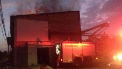 Cuerpo de Bomberos controlan incendio en una bodega de Diunsa en el barrio San Fernando de San Pedro Sula.