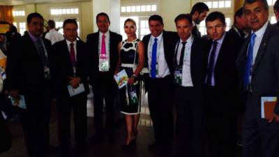Uruguay's forward Luis Suarez (L) fires the ball into the side netting missing a chance during the Russia 2018 World Cup Group A football match between Egypt and Uruguay at the Ekaterinburg Arena in Ekaterinburg on June 15, 2018. / AFP PHOTO / HECTOR RETAMAL / RESTRICTED TO EDITORIAL USE - NO MOBILE PUSH ALERTS/DOWNLOADS