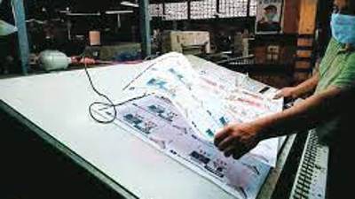 Foto de archivo de la impresión de papeletas electorales.