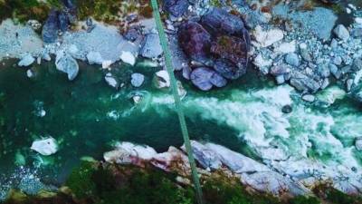 Para quienes buscan huir del calor con un toque de adrenalina, la <b>cuenca del río Cangrejal</b> es el lugar. Las actividades estrella para este verano incluyen, rafting, senderismo y también cabañas del bosque a pocos minutos de La Ceiba.