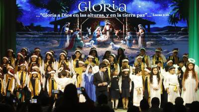 La Navidad se espació por el auditorio que lució lleno y cautivado por el programa especial preparado por el alumnado.