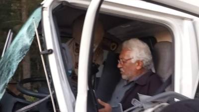 Tras varios minutos los bomberos lograron liberar al conductor para trasladarlo a un centro asistencial.