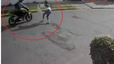 Video: Mujer atrapa a ladrón que huía en moto en movimiento