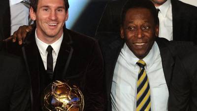 Lionel Messi posando con Pelé después de recibir por tercera vez el Balón de Oro de la FIFA en 2012.
