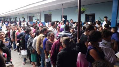Enormes filas hicieron los pobladores en busca de un médico. Foto: Mariela Tejada