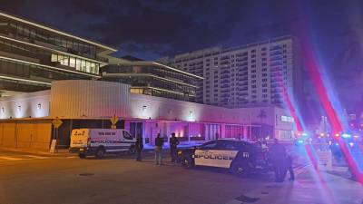 La policía acudió a un exclusivo club en South Beach, Miami, tras el tiroteo.