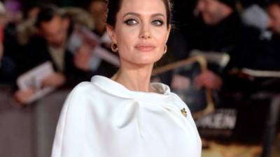 La actriz Angelina Jolie se extirpo sus senos para prevenir el cáncer en esa área de su cuerpo.