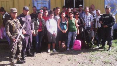 Cubanos detenidos en la aduana de Agua Caliente.