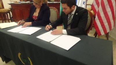 Autoridades de la UTH y la Anebph firman el convenio.