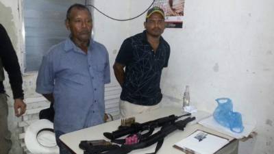 Padre e hijo con las evidencias que tenían.