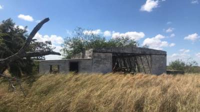 Sicarios del cartel de Los Zetas asesinaron a 72 migrantes en esta casa abandonada en San Fernando, Tamaulipas./Twitter.