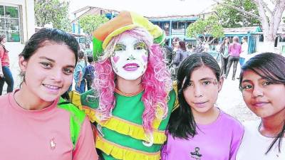 Las payasitas le llevaron alegría a los menores beneficiados.