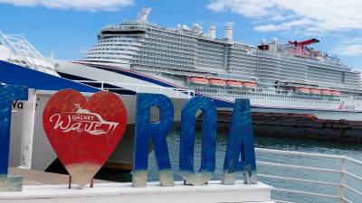 La isla de Roatán es uno de los destinos más visitados por turistas nacionales y extranjeros durante las vacaciones de Semana Santa. Si desea viajar desde La Ceiba a la isla de Roatán por <a rel=nofollow noopener noreferrer href=https://hondurasferry.com/?gad_source=1&amp;gad_campaignid=23277324857&amp;gbraid=0AAAAAqubosxYPcnqPKOXafIDCWAmZPi7t&amp;gclid=Cj0KCQjw7IjOBhDyARIsAFzrWQxZ0rdNv2svd3R3CNd-545DAUNKorf0vnTcg548tzkTL510mWlHotUaAjKvEALw_wcB target=_blank>Dream Ferries </a>el costo del yate es de L1,170 ida y vuelta. Mientras que de La Ceiba a Utila -ida y vuelta-el precio ronda los 1,600 lempiras.