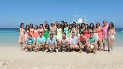 La promoción 2014 de la Valle de Sula retrató la foto oficial del viaje que realizaron de fin de año en Roatán.