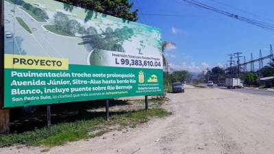 Esta es la trocha que pavimentaría la alcaldía y cuyo proyecto canceló para redirigir los fondos hoy los vecinos exigen retomarlo. El rótulo quedó en el sitio pero la obra no se ejecutó.