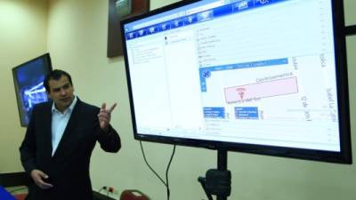 Fernando Henry, gerente de cuentas estratégicas de Soti, muestra la plaforma en un móvil.