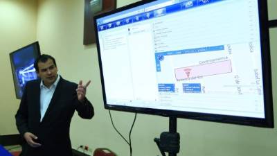 Fernando Henry, gerente de cuentas estratégicas de Soti, muestra la plaforma en un móvil.