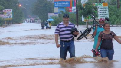 Las autoridades evacuan a 40 familias en la colonia Primavera de Tocoa, Colón por el desbordamiento de una quebrada.