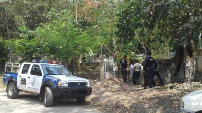 Miembros de Medicina Forense determinarán las causas de la muerte.