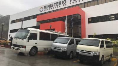 En imagen algunos de los vehículos entregados, informó este jueves el Ministerio Público.