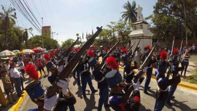 Los miembros de la Academia Militar se ganaron muchos aplausos al disparar balas de salva al aire durante los desfiles. Fotos: Yoseph Amaya, Wendell Escoto y Jordan Perdomo.