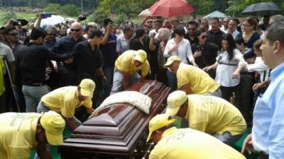 Con mariachis, familiares y amigos despidieron al asesinado transportista Carlos Andonie.