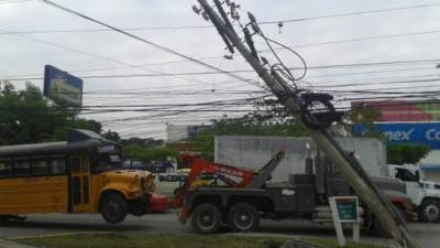 Imagen del accidente, un bus contra un poste.