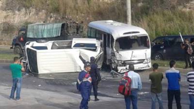 Choque entre microbús y rapidito en la capital Tegucigalpa.