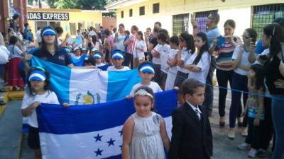 AME9775. CARACAS (VENEZUELA), 03/06/2019.- Elsa Murillo posa con su hijo Miguel Alejandro, de 16 aÃ±os, el pasado 20 de mayo de 2019, en Caracas (Venezuela). Miguel fue diagnosticado en 2007 con Beta-Talasemia mayor, una enfermedad genÃ©tica que se caracteriza por la anemia severa y que obliga al adolescente a someterse a transfusiones de glÃ³bulos rojos cada tres semanas, pero que podrÃ­a solucionarse con un trasplante de mÃ©dula, para el cual estÃ¡ en una lista de espera de emergencia que no avanza. A pesar de la dificultad aÃ±adida que supone vivir a dos horas de la capital, la peor parte para Elsa es ver a su hijo perder el Ã¡nimo: 'me pongo triste cuando veo que Ã©l pierde el Ã¡nimo. A veces me dice que ya no quiere mÃ¡s'. Apenas han tenido la oportunidad de saber lo que significa vivir, cuando la muerte ya les ronda cada dÃ­a. Son 26 niÃ±os venezolanos con leucemia y otras patologÃ­as que esperan un trasplante de mÃ©dula Ã³sea para salvar sus vidas. Es urgente, muy urgente. Tan solo un par de semanas atrÃ¡s, el grupo estaba formado por 30 menores, pero cuatro de ellos perdieron la batalla. Sus madres, luchadoras incansables, buscan el milagro en un paÃ­s donde se hace difÃ­cil conseguir un antialÃ©rgico, un antibiÃ³tico, un ansiolÃ­tico o una vacuna. Encontrar el camino que las lleve a conseguir un donante para sus hijos es casi un imposible, pero no estÃ¡n dispuestas a renunciar. EFE/ Miguel GutiÃ©rrez