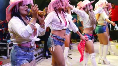 La música, el baile y el talento femenino fueron protagonistas durante la presentación de las Chicas Roland, agrupación originaria de La Ceiba que conquistó al público con un espectáculo cargado de energía en la Tarima Colonial del Campo Agas, como parte de la Feria Juniana 2026.