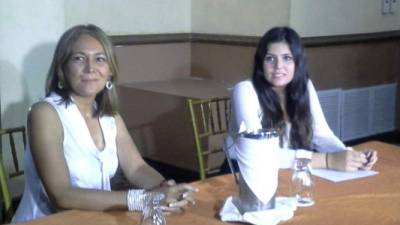 Rosa Gonzales acompaña a su hija Keren Dunaway en la conferencia de prensa.