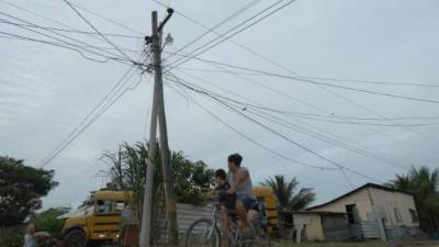 En el barrio Marejada se reemplazaron los postes que estaban a punto de caer.