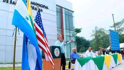 El alcalde Roberto Contreras durante la inauguración del macrodistrito de Cofradía en mayo del 2023, proyecto que aún no termina de pagarse.