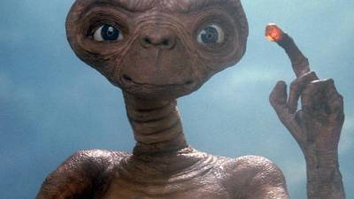 E. T., el extraterrestre, es una película estadounidense de ciencia ficción de 1982 dirigida por Steven Spielberg.