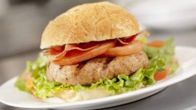 Esta receta rinde para cuatro porciones. Disfrute de la deliciosa hamburguesa de pavo.