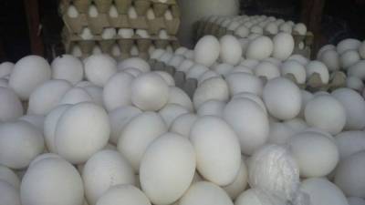 Los huevos siguen aumentando de precio en los mercados de San Pedro Sula, recomiendan a las amas de casa acudir a los banasupros.