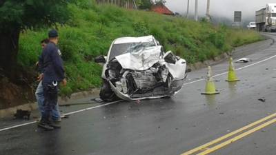 Con la parte frontal destruida resultó el turismo en que viajaban cuatro personas en la carretera hacia Olancho.