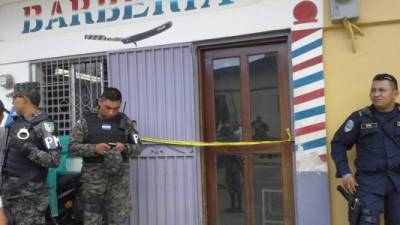 La barbería está a tres cuadras de la posta policial de la Rivera Hernández.