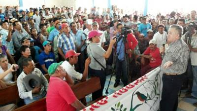 Unos 500 campesinos participaron en una asamblea accidentada donde quedó patente su malestar.