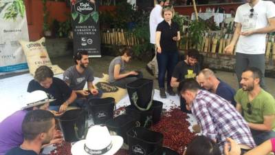 Esta foto, cortesía del Facebook de Umami Coffee Campus, muestra a los participantes en el campamento de café.