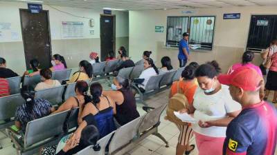 <b><span class=mln_uppercase_mln>Salas.</span></b> A los derechohacientes del IHSS les toca ir al hospital Atlántida, ya colapsado.