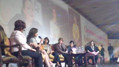 Mujeres líderes de Honduras comparten su experiencia con centenares de microempresarios.