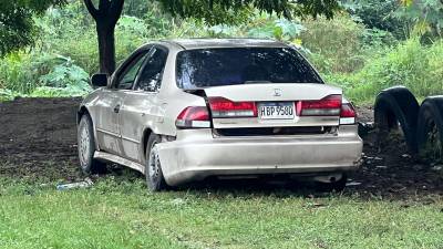 Vehículo turismo donde fueron hallados los tres cuerpos.